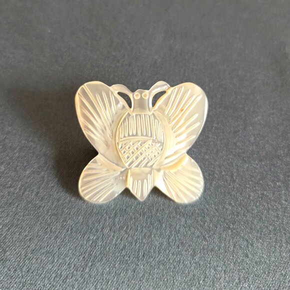 Carved mother of pearl butterfly brooch. - Picture 7 of 8